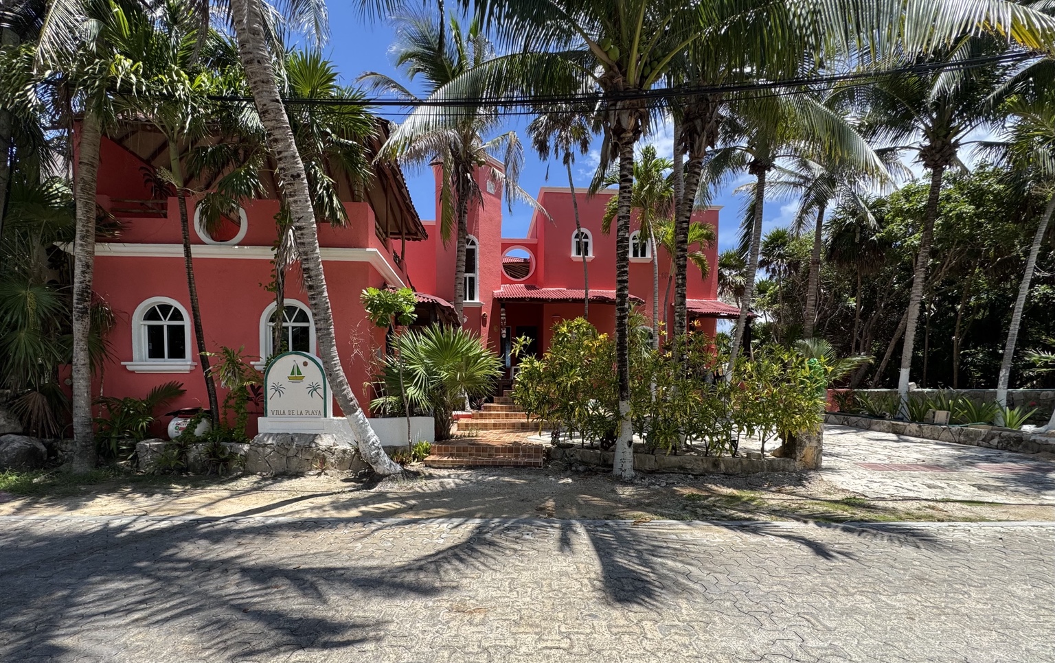 Front exterior of Villa de la Playa