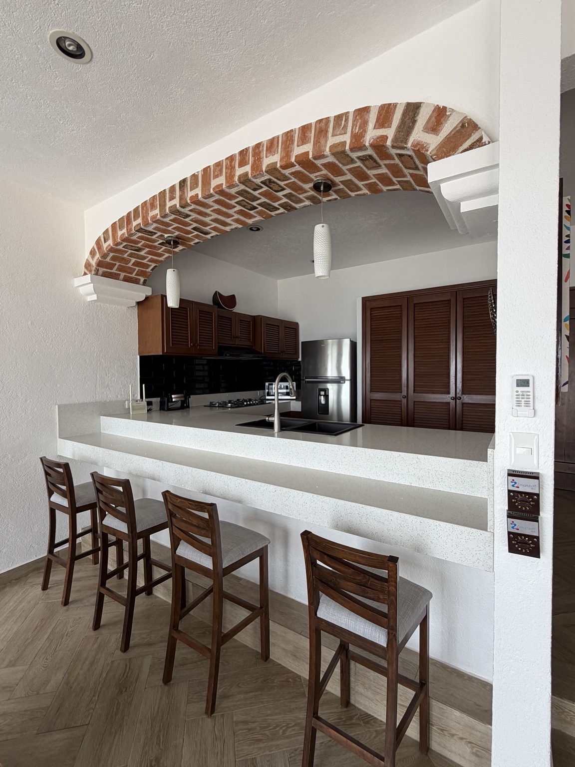Kitchen breakfast bar